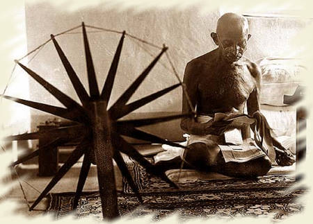 Mohandas Karamchand Gandhi et son rouet (khadi)